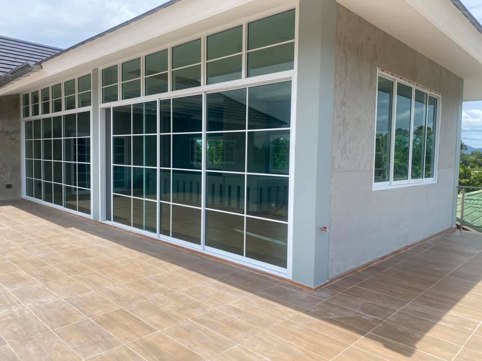 กระจกอลูมิเนียมชลบุรี บริการดี โทร 0874845973